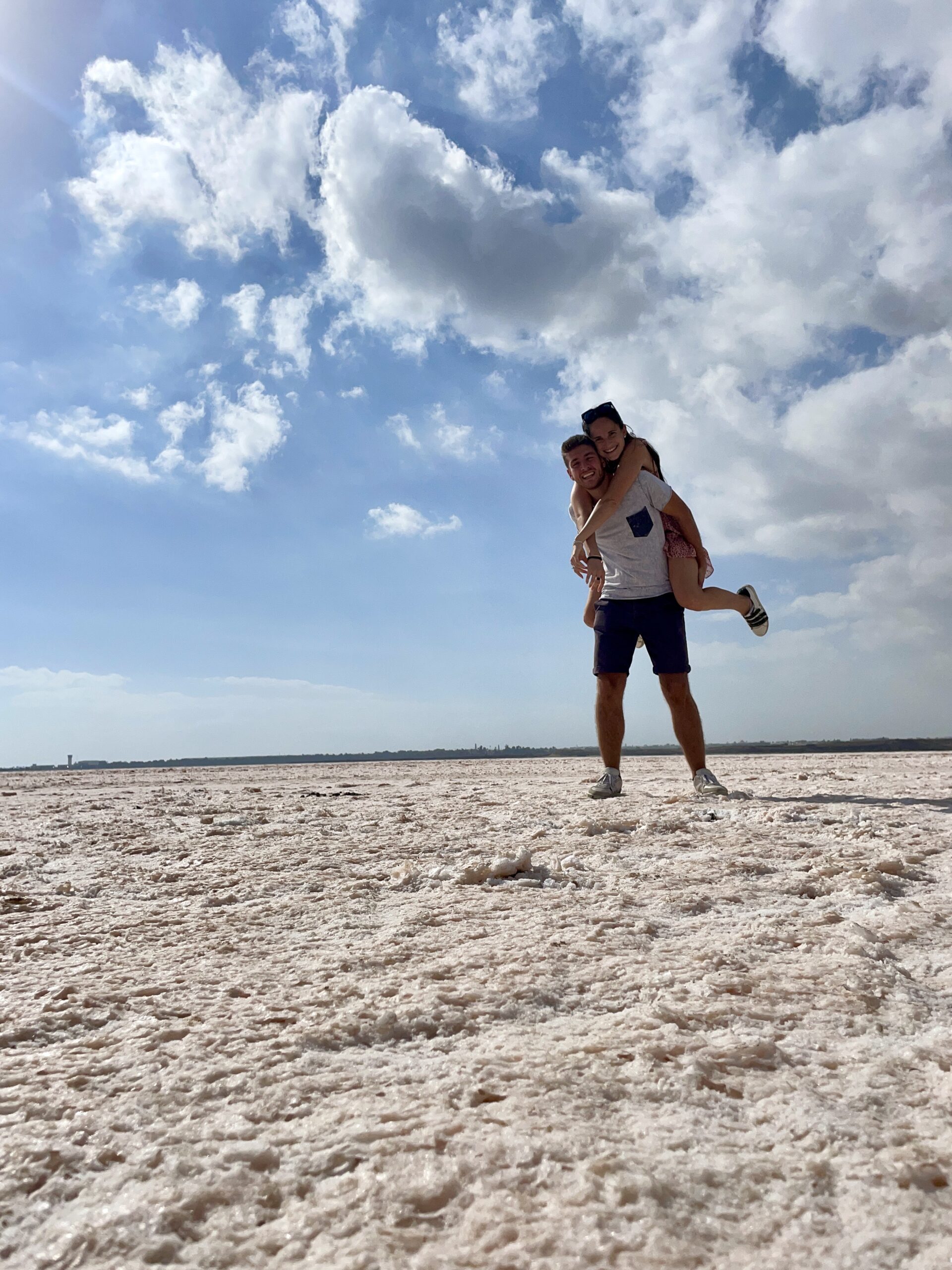 Les canailles au milieu du désert de sel à Chypre