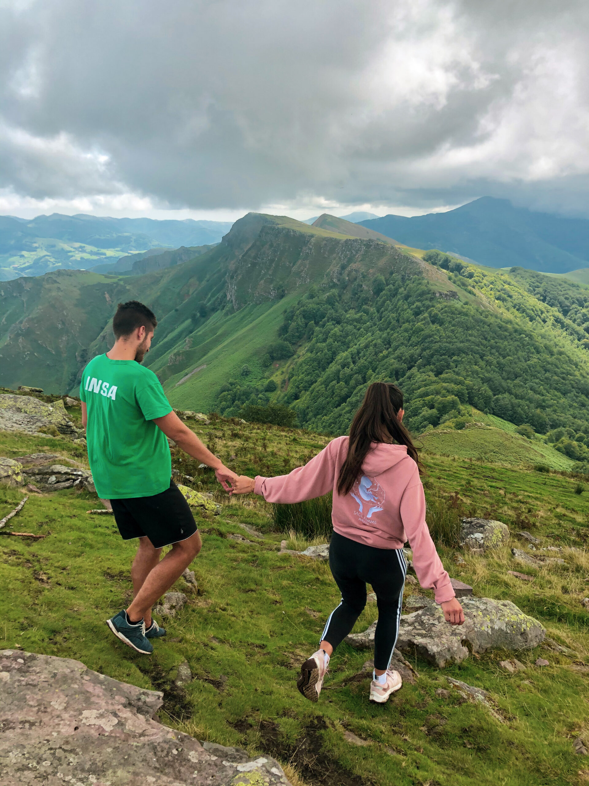 Les canailles main dans la main dans les montagnes