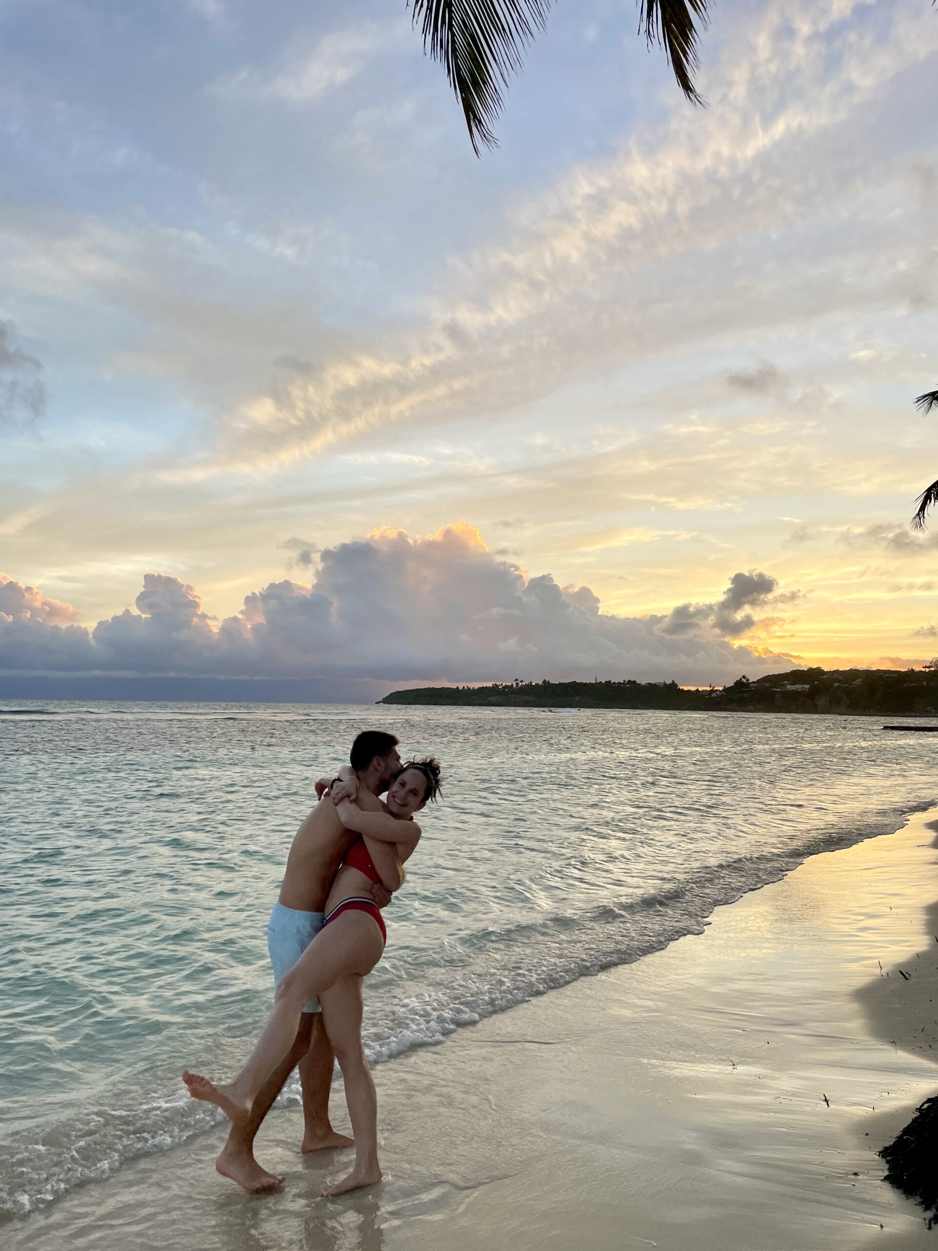 Les canailles s'enlaçant sur la plage de la Caravelle en Guadeloupe